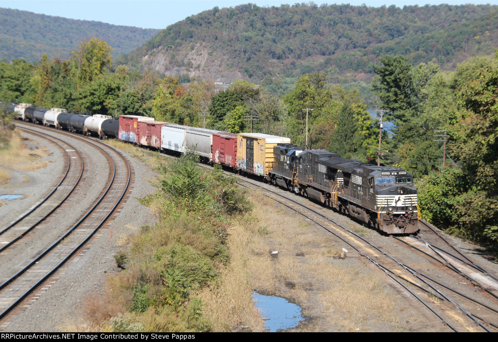 NS 9565 leads a train into Enola yard